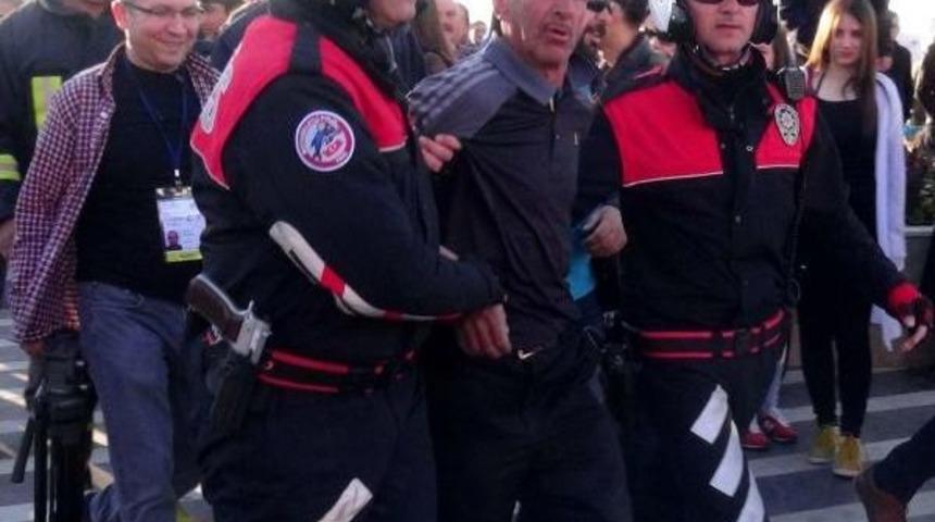 Truva Atı &Uuml;st&uuml;nde Tehlikeli G&ouml;steri