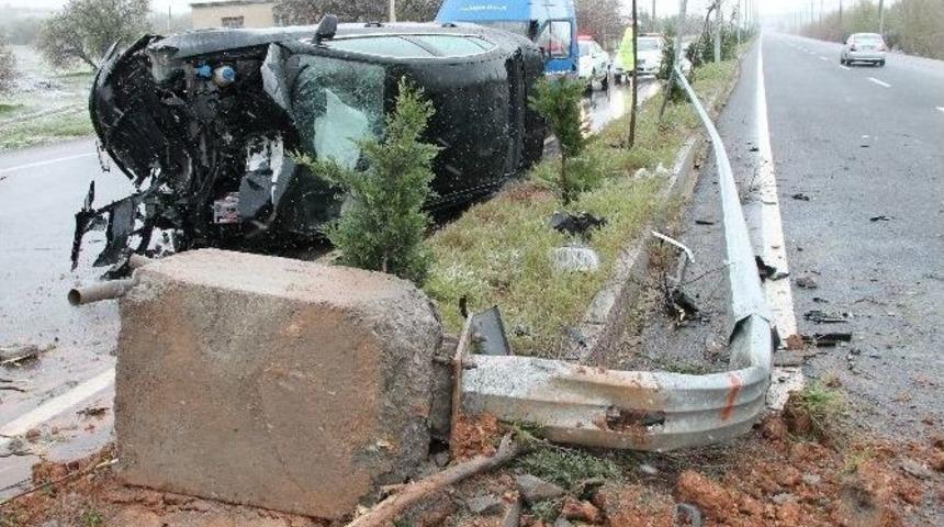 Otomobil, Beton Direği Yerinden S&ouml;kt&uuml;: 4 Yaralı