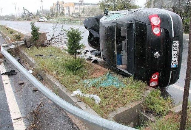 Otomobil, Beton Direği Yerinden Söktü: 4 Yaralı