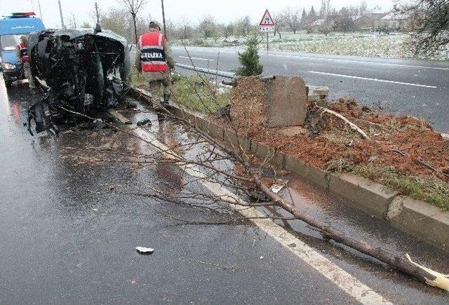 Otomobil, Beton Direği Yerinden Söktü: 4 Yaralı