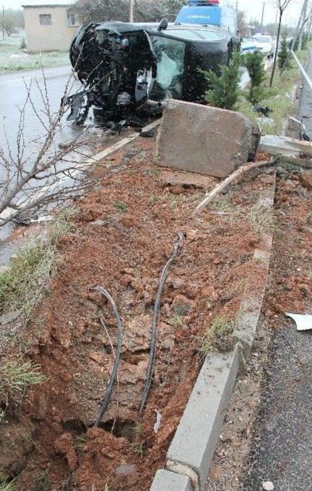 Otomobil, Beton Direği Yerinden Söktü: 4 Yaralı