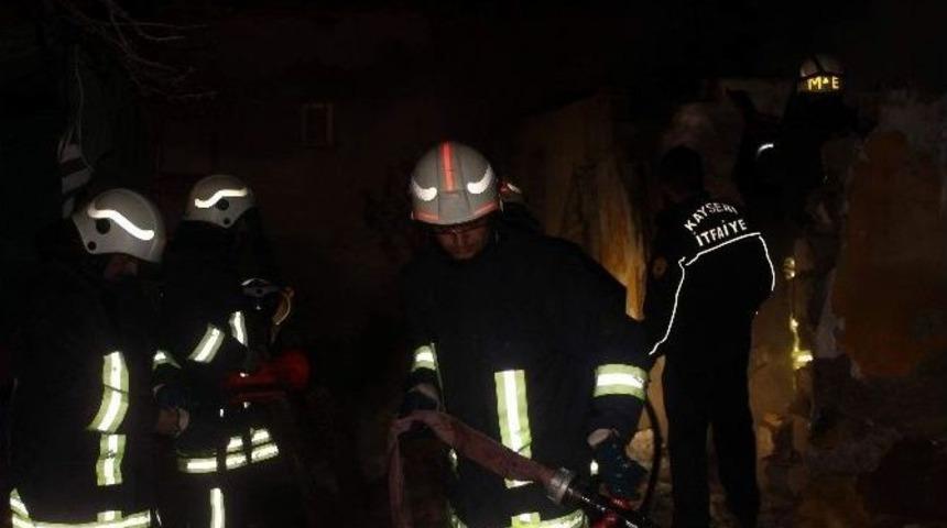 Tek Katlı Binada &Ccedil;ıkan Yangın Korkuttu