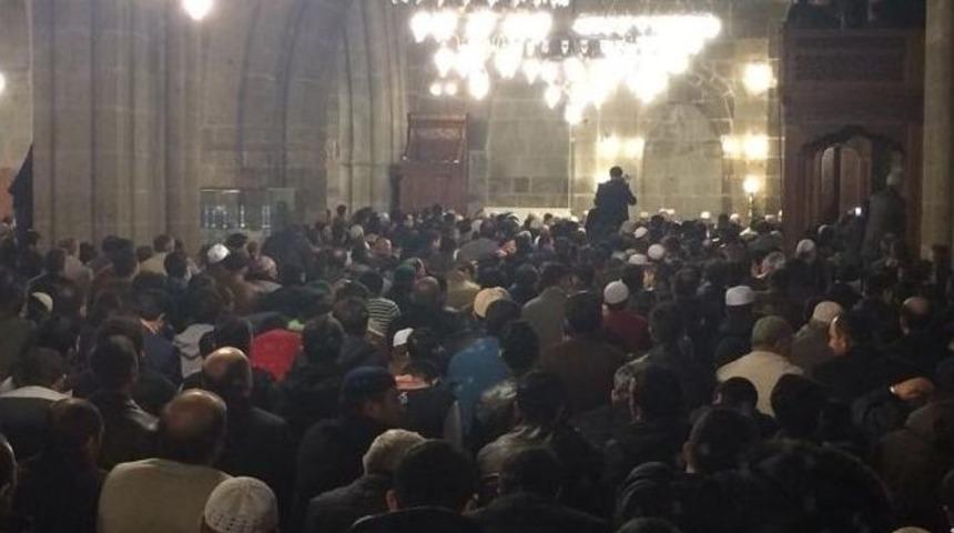 Erzurum&rsquo;da Camiler Doldu Daştı