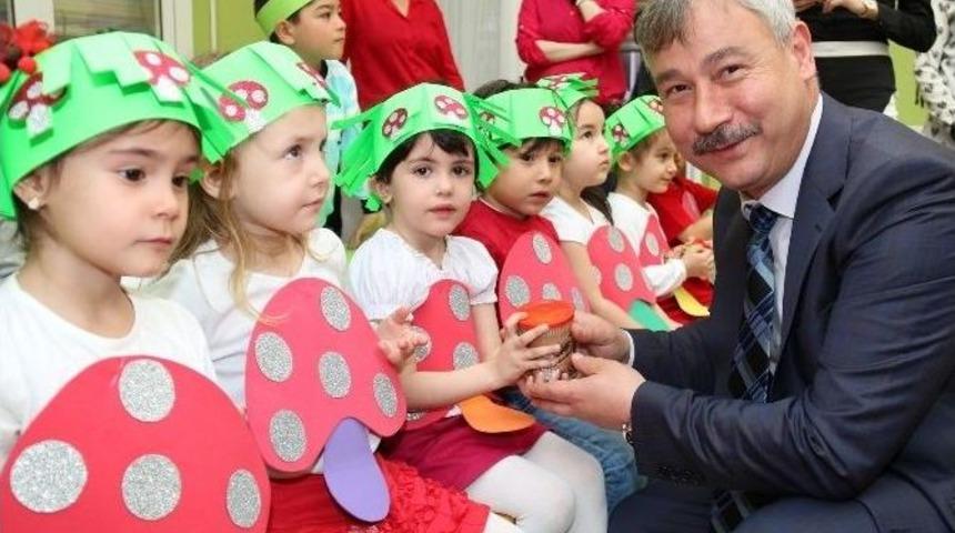 Saruhanlı&rsquo;da Anaokulu &Ouml;ğrencilerine &Ccedil;ikolatalı &Uuml;z&uuml;m Dağıtıldı