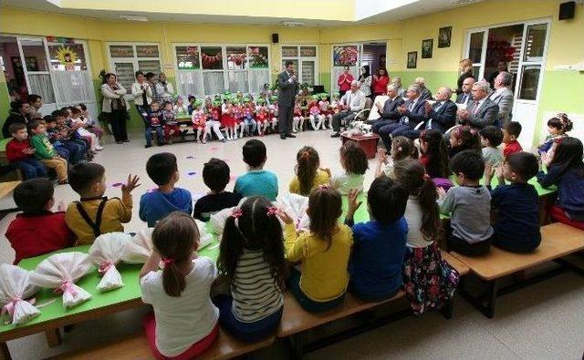 Saruhanlı’da Anaokulu Öğrencilerine Çikolatalı Üzüm Dağıtıldı