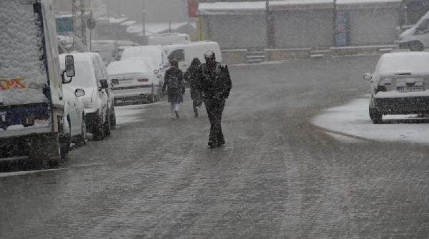 Van'da Nisan Karı Yol Kapattı (2)