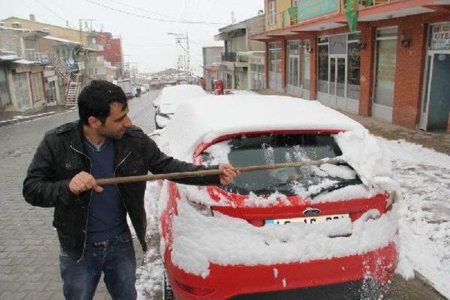 Van'da Nisan Karı Yol Kapattı (2)