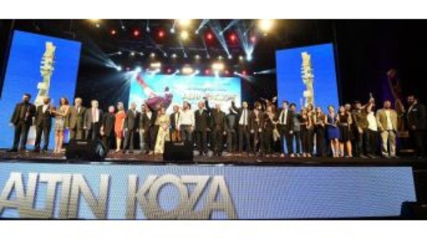 Kırmızı- Altın Koza Film Festivali'nin Afiş Yarışmasının &Ouml;d&uuml;l&uuml; 30 Bin Lira