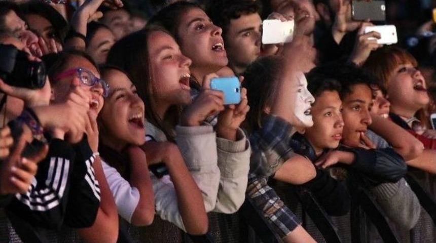 Model Bayraklı&rsquo;da Gen&ccedil;leri Coşturdu