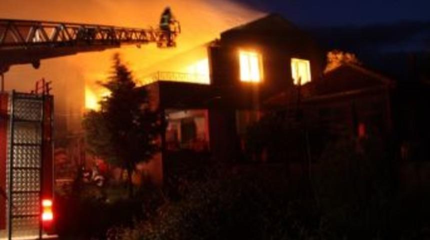 Evin Bacasında &Ccedil;ıkan Yangın Korkuttu