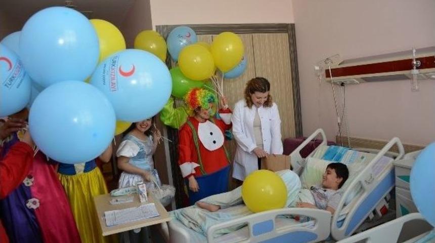 Hastanenin K&uuml;&ccedil;&uuml;k Konuklarına 23 Nisan S&uuml;rprizi