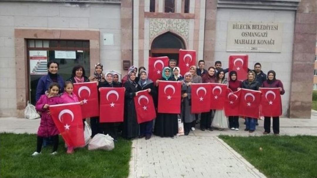 Ak Parti Bilecik İl&ccedil;e Başkanlığı Bin Adet T&uuml;rk Bayrağı Dağıttı