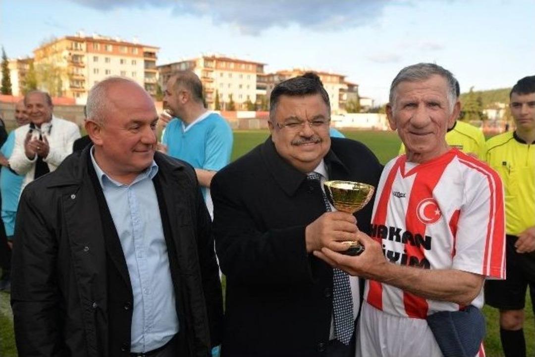 Geleneksel Hale Gelen Ş&ouml;hretler Karması Sahaya İndi