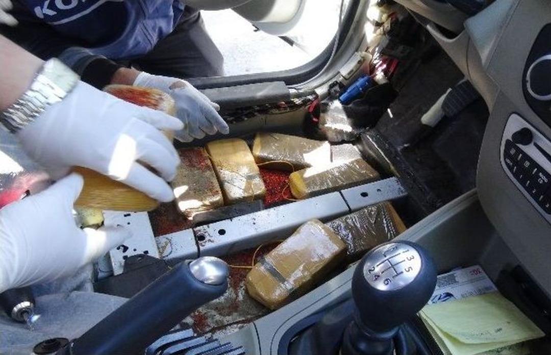 Otomobilin Şof&ouml;r Koltuğu Altında Beş Kilo Eroin Ele Ge&ccedil;irildi