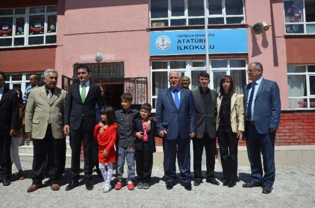 Vali Tuna&rsquo;dan Bayrağı &Ouml;pen &Ccedil;ocuğa Ziyaret