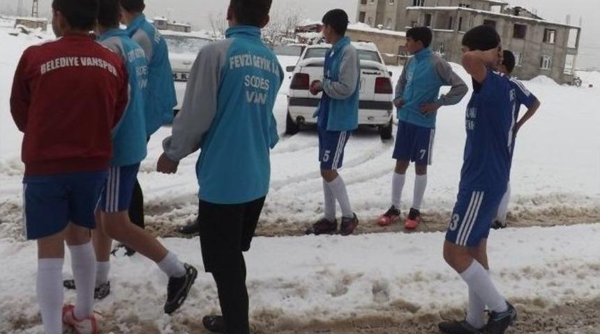 Şampiyon Futbolcular Kar Kış Demeden Yarı Finallere Hazırlanıyor