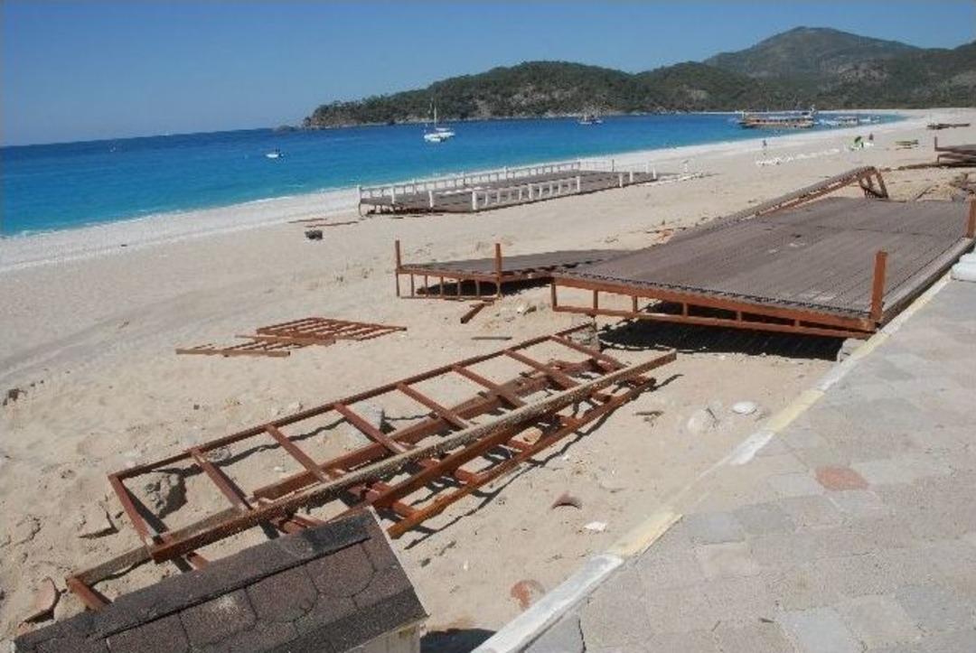 &Ouml;l&uuml;deniz&rsquo;de Kumsala Yapılan Platform Kaldırıldı