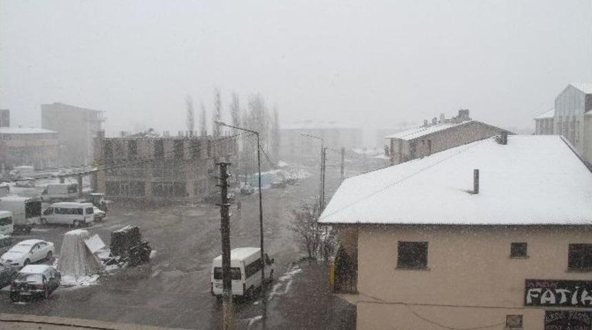 Muradiye&rsquo;de Kar Yağışı