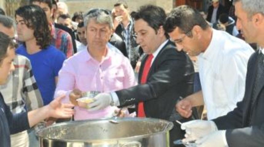 Aesob, Cuma Namazı &Ccedil;ıkışında Cemaate Helva İkram Etti