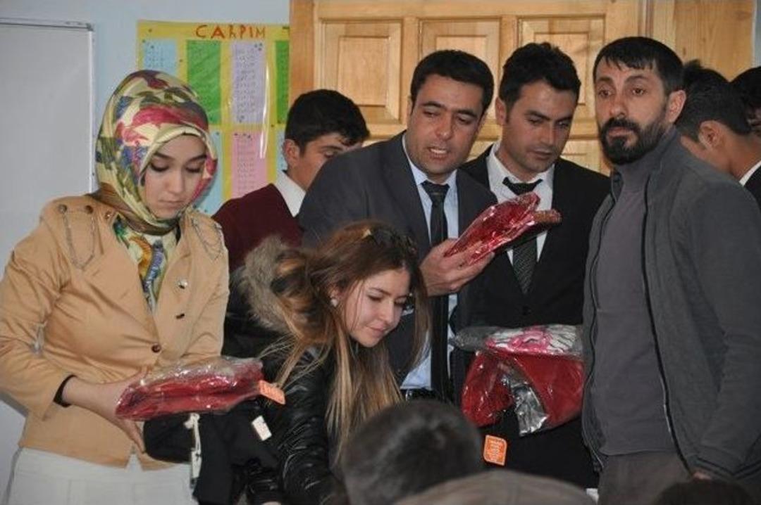 &Ouml;ğretmenler K&ouml;y Okulunu Boyatıp &Ouml;ğrencilere Hediyeler Verdi