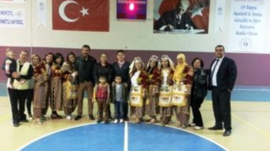 Veliler &Ccedil;ocuklarıyla Aynı Sahneyi Paylaştı