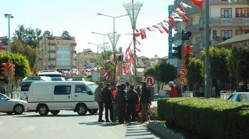 &Ccedil;i&ccedil;ekleri Sulayan Belediye G&ouml;revlisine Kamyonet &Ccedil;arptı
