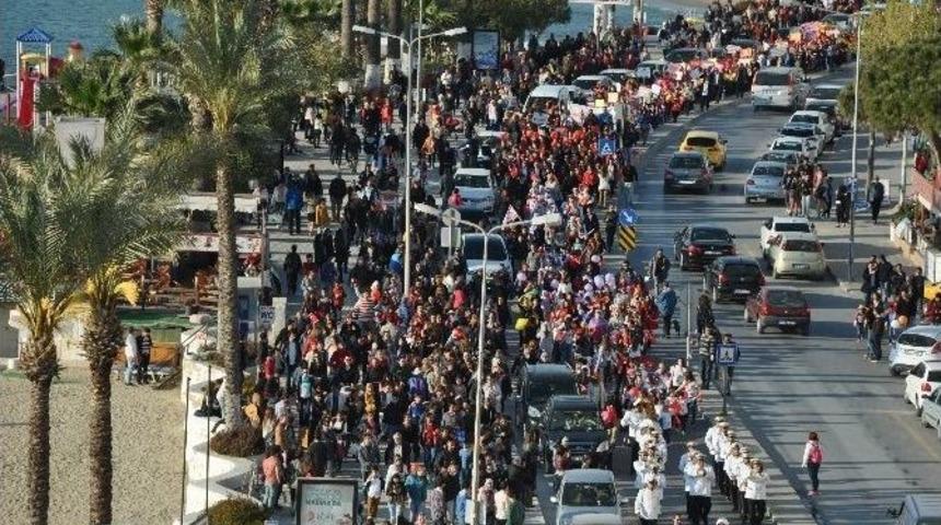 Kuşadası&rsquo;nda &Ccedil;ocuk Bayramı Korteji