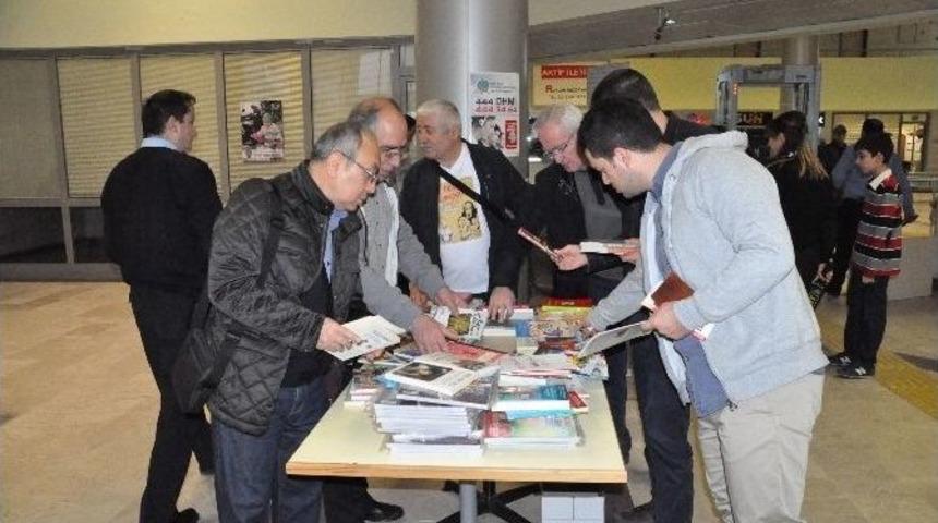 Om&uuml;, Havaalanında Kitap Dağıttı