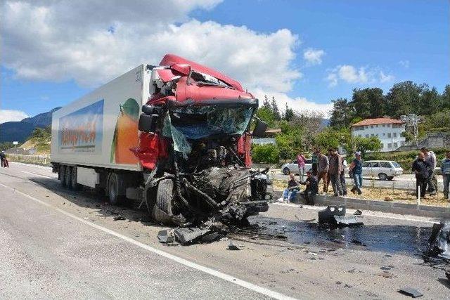 Seydikamer’de Tır Kamyona Çarptı:1 Yaralı