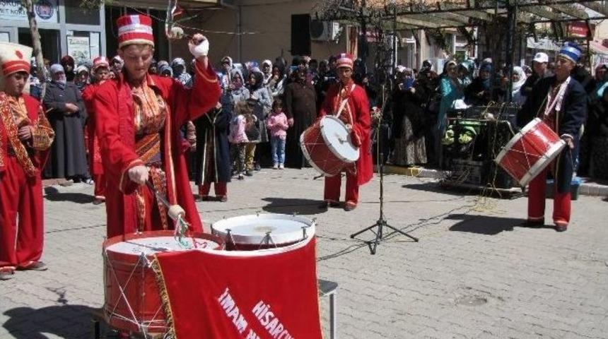 &Ouml;ğrencilerden Kurulan Mehter Takımı G&ouml;sterisi İzleyenleri B&uuml;y&uuml;ledi