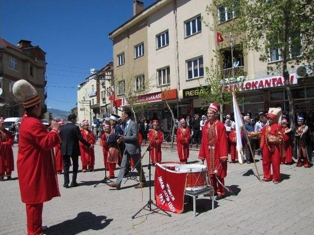 Öğrencilerden Kurulan Mehter Takımı Gösterisi İzleyenleri Büyüledi