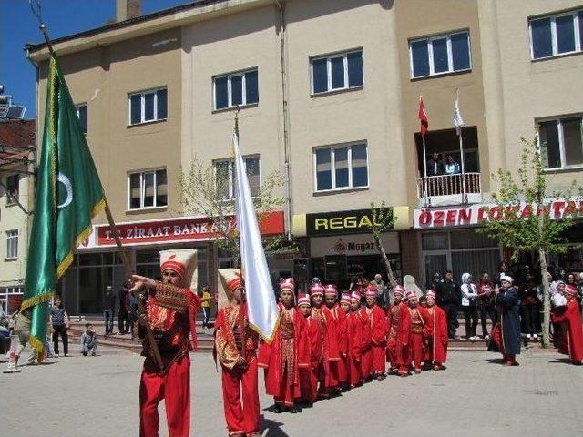 Öğrencilerden Kurulan Mehter Takımı Gösterisi İzleyenleri Büyüledi