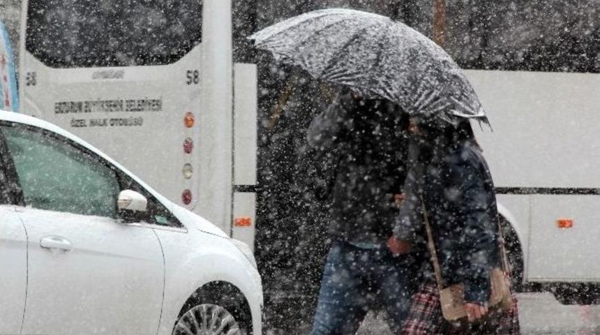 Erzurum&rsquo;da Kar Yağışı Vatandaşları Şemsiyelendirdi