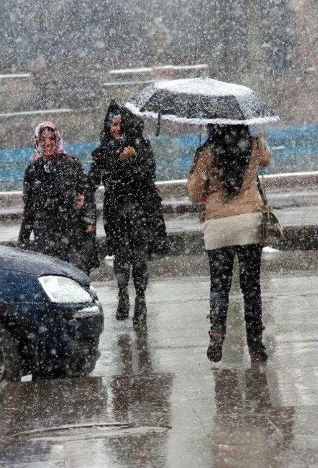 Erzurum’da Kar Yağışı Vatandaşları Şemsiyelendirdi