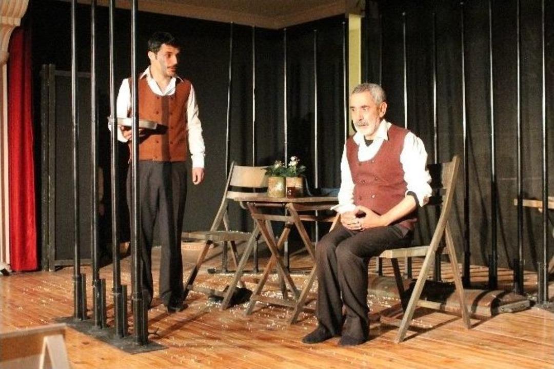 Son Kuşlar Mahkumlar İ&ccedil;in Sahnelendi