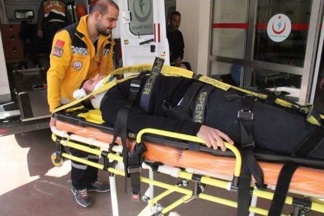 Kavga Ihbarına Giden Polisler Kaza Yaptı: 3 Yaralı