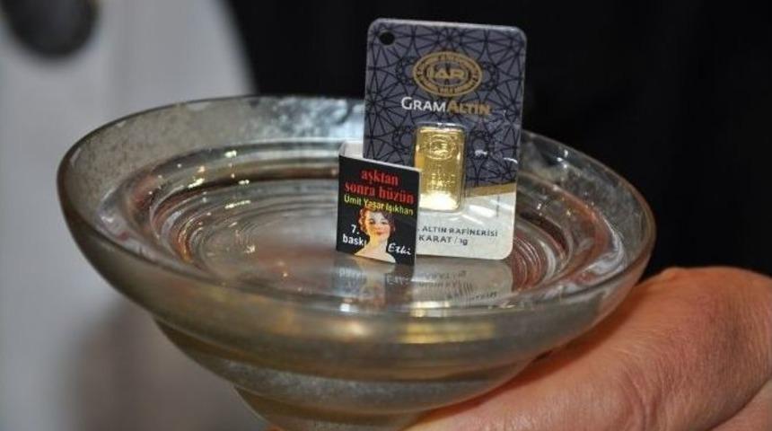 Dünyanın En Küçük Kitabı İzmir Kitap Fuarında