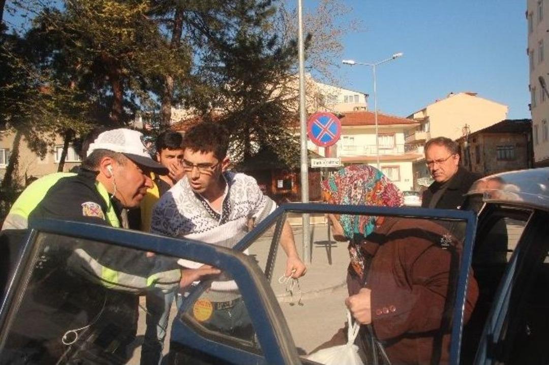 Otomobil Geri Geri Manevra Yaparken Kucağında &Ccedil;ocuğu Olan Kadına &Ccedil;arptı