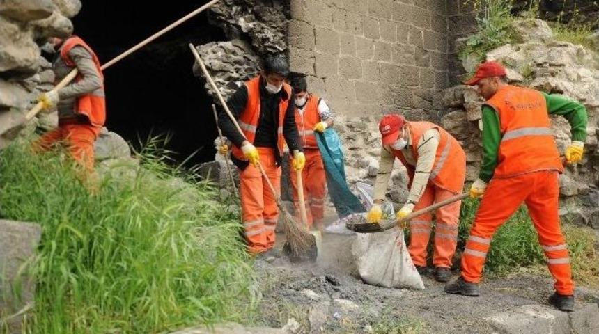 Diyarbakır&rsquo;da Surlar Ve &Ccedil;evresi Temizleniyor