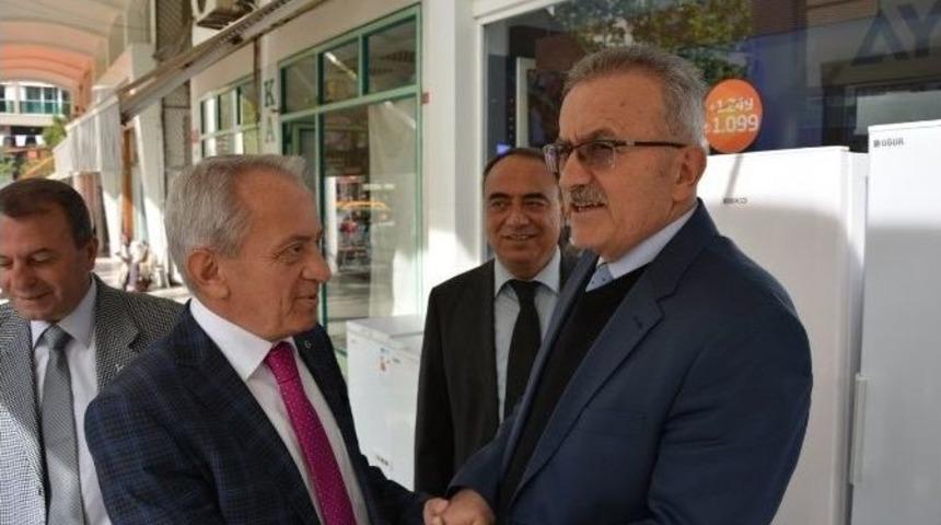 Esnaf, Mhp&rsquo;li Coşkun&rsquo;u &Ccedil;i&ccedil;eklerle Karşıladı