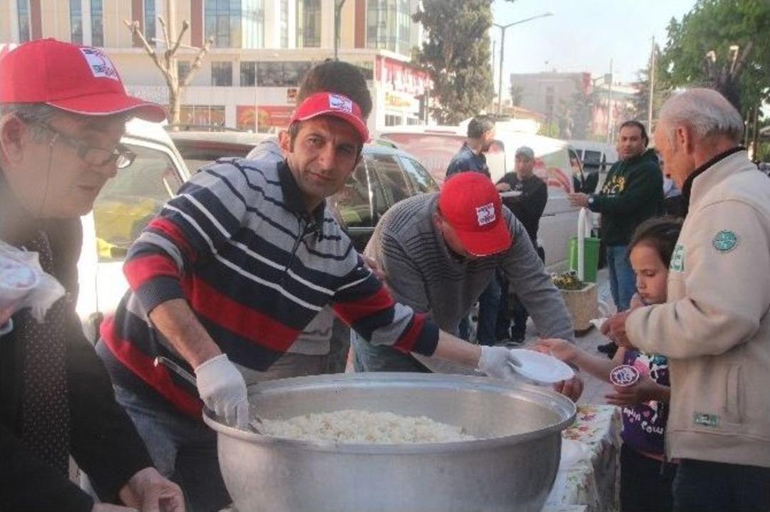 T&uuml;rk Kızılayı Bilecik Şubesi &Uuml;&ccedil; Aylarının Gelmesi M&uuml;nasebetiyle Pilav Dağıttı