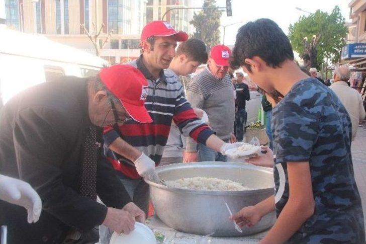 Türk Kızılayı Bilecik Şubesi Üç Aylarının Gelmesi Münasebetiyle Pilav Dağıttı G1