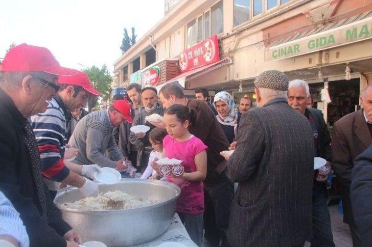 Türk Kızılayı Bilecik Şubesi Üç Aylarının Gelmesi Münasebetiyle Pilav Dağıttı G2
