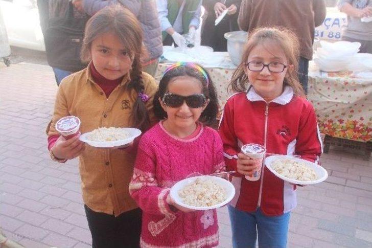 Türk Kızılayı Bilecik Şubesi Üç Aylarının Gelmesi Münasebetiyle Pilav Dağıttı G3