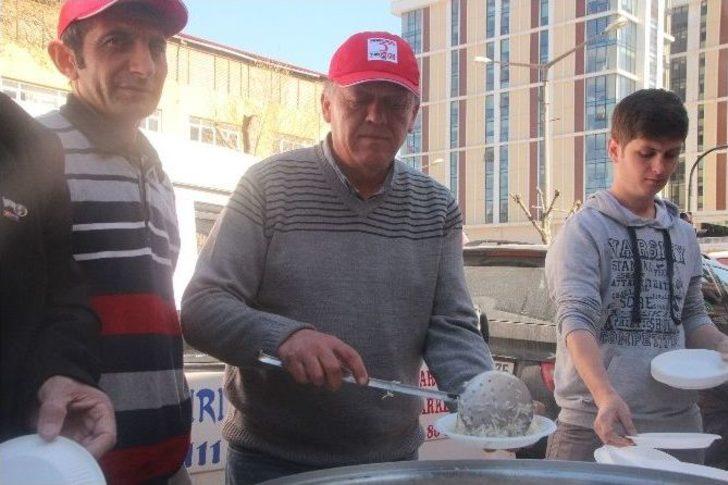 Türk Kızılayı Bilecik Şubesi Üç Aylarının Gelmesi Münasebetiyle Pilav Dağıttı G4