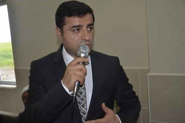 Selahattin Demirtaş, Ak Parti’li Eski Milletvekiline Taziye Ziyaretinde Bulundu