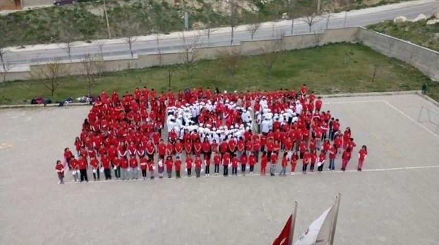 &Ouml;ğrencilerden Dev T&uuml;rk Bayrağı Fig&uuml;r&uuml;