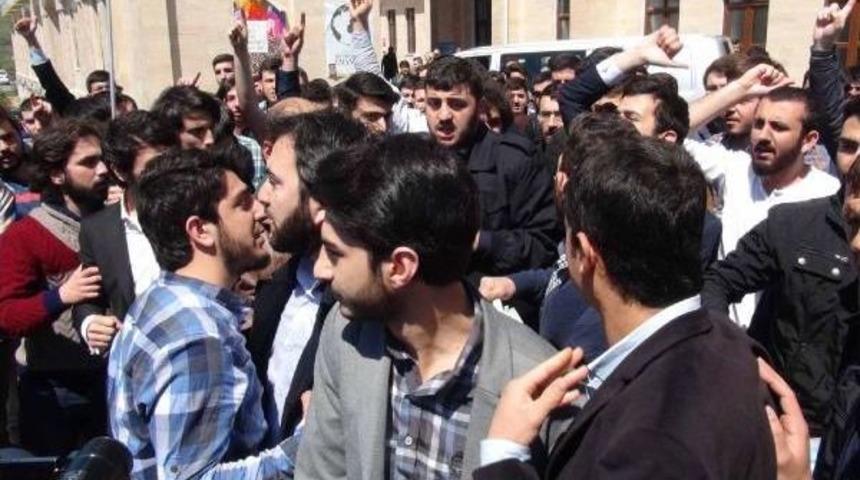 Sakarya &Uuml;niversitesi'nde Bahar Şenliği Karşıtı G&ouml;steri