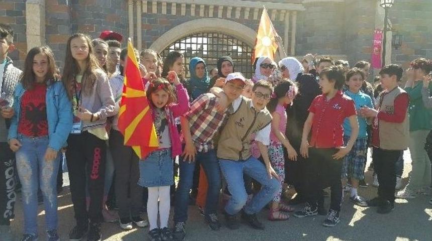 Dünya Çocukları Vialand’ı Gezdi