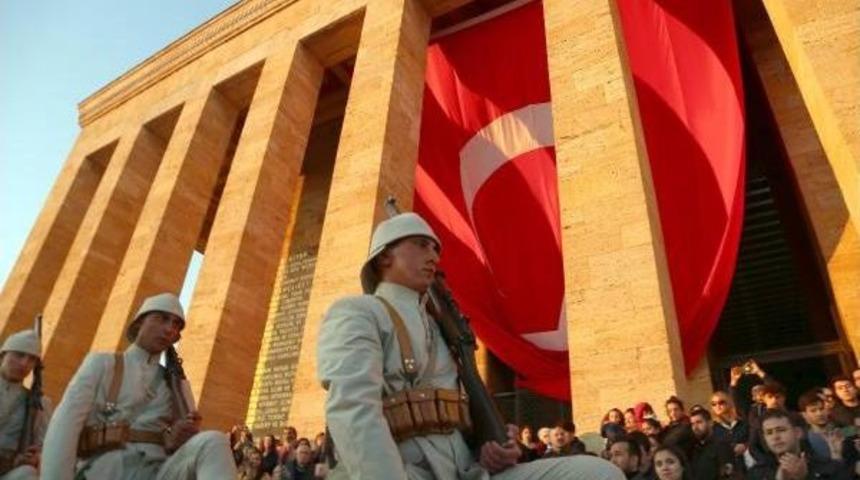 Anıtkabir&rsquo;Den Y&uuml;kselen 1915 Barış Feneri Ankara'yı Aydınlattı
